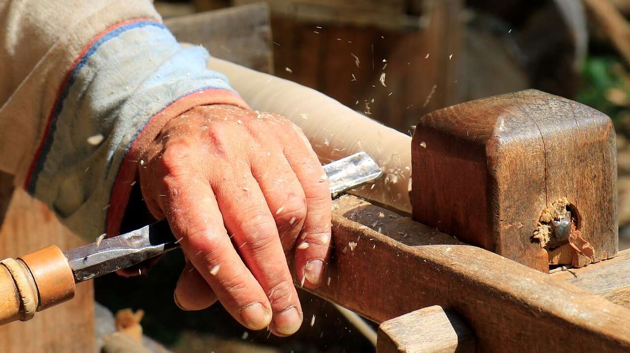 Lavorazione a mano del legno con lo scalpello nel laboratorio di Molveno