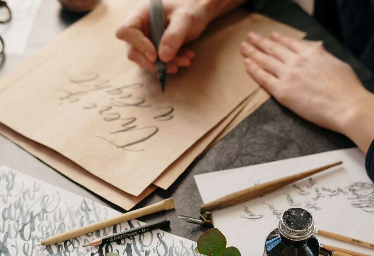 Personalizzazione a mano di una targhetta in legno con incisione