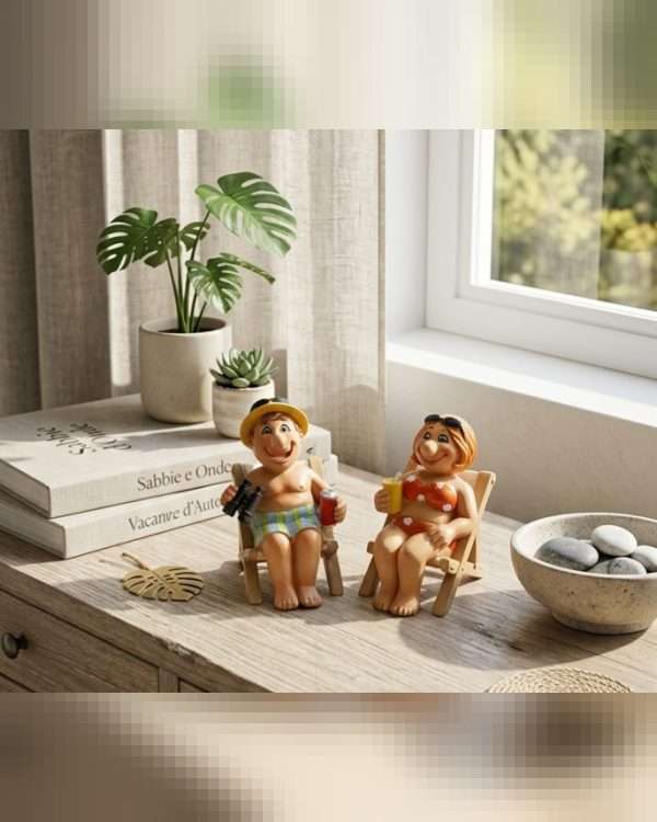 Coppia di Statuette "Turisti al Sole" – Miniature Simpatiche in Resina