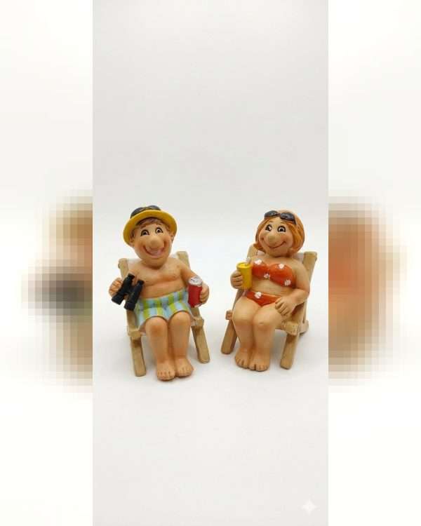 Coppia di Statuette "Turisti al Sole" – Miniature Simpatiche in Resina