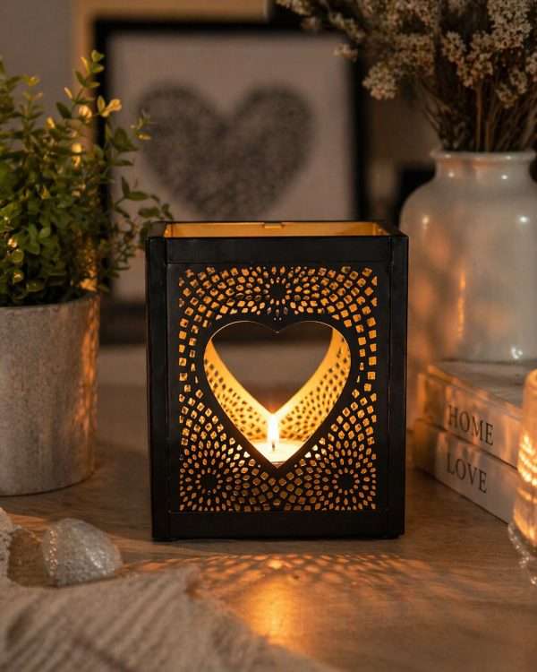 Portacandele Lanterna Moderno in Metallo Nero e Oro – Cuore Traforato