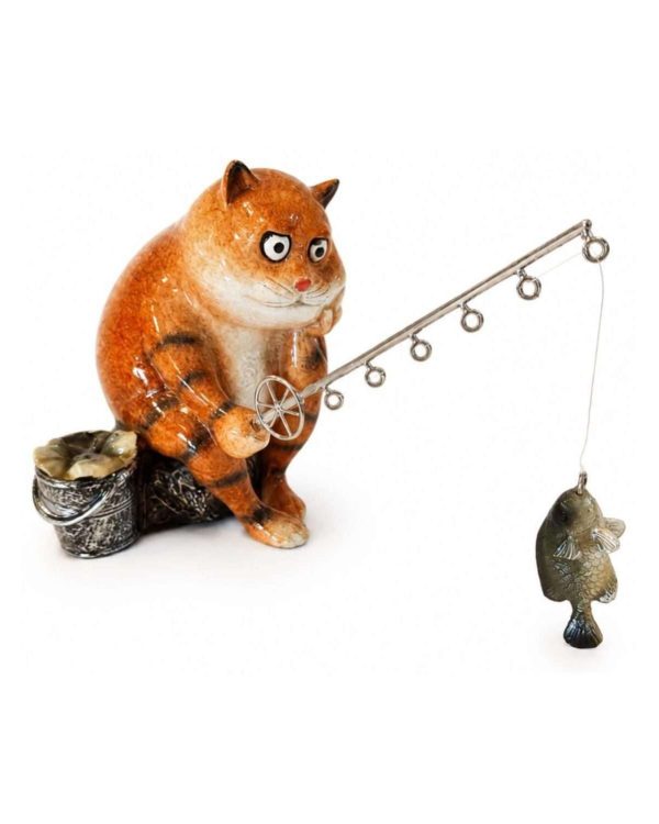 Statuina gatto pescatore in resina con canna da pesca, secchiello e pesce