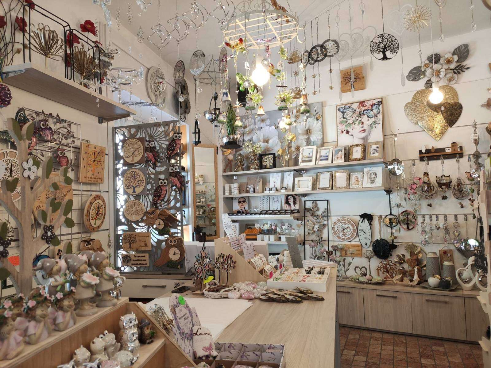 Interno del negozio Creato x Te a Molveno con decorazioni artigianali